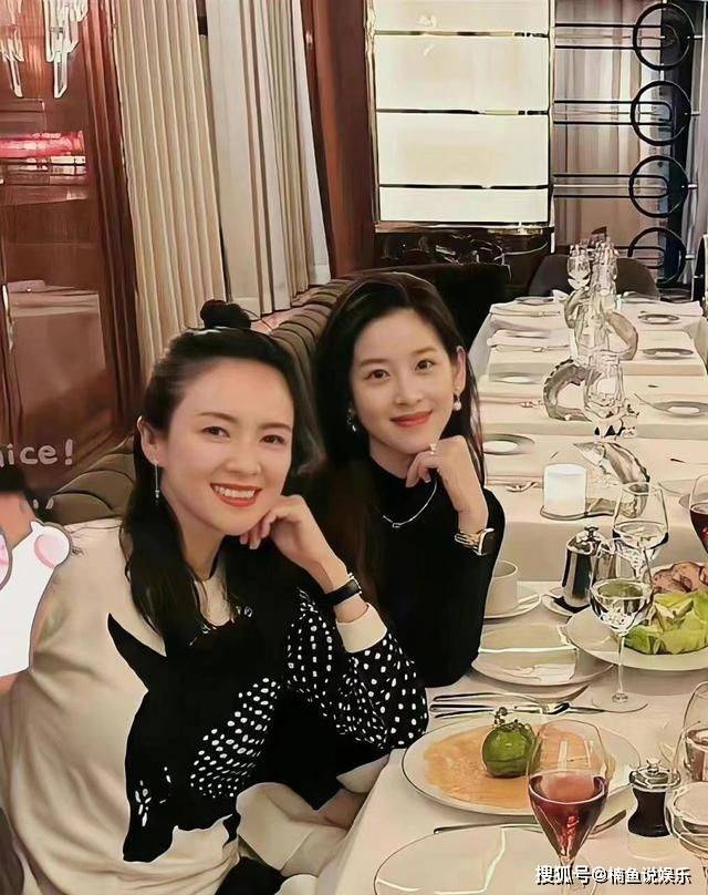 奶茶妹妹章泽天好美颜值赛过明星章子怡刘嘉玲都甘愿当背景板米乐M6 M6米乐(图2)