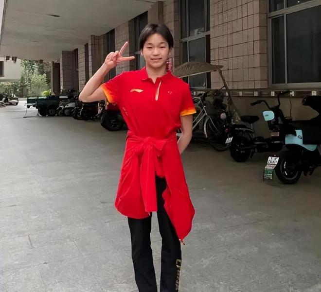 米乐M6 M6米乐16岁全红婵猛发育模样大变身材高大壮硕拍商业广告还偷喝奶茶(图7)