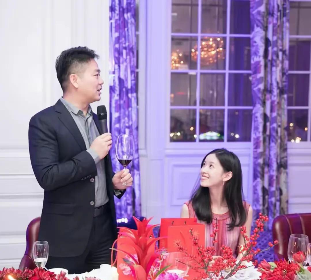 奶茶妹妹二胎后首亮相巴黎时装周历经千帆岁月终在脸上留下痕迹米乐M6 M6米乐(图4)