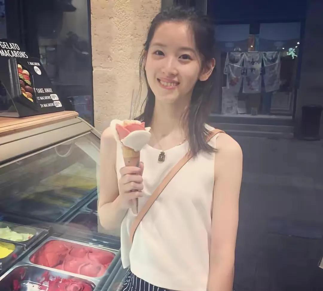 奶茶妹妹二胎后首亮相巴黎时装周历经千帆岁月终在脸上留下痕迹米乐M6 M6米乐(图5)