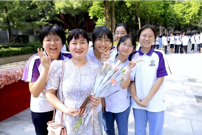 米乐M6 M6米乐别人家的老师！高中班主任“女生节”请全班女生喝奶茶男生慕了(图8)