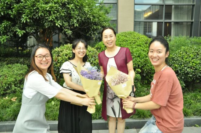 米乐M6 M6米乐别人家的老师！高中班主任“女生节”请全班女生喝奶茶男生慕了(图7)