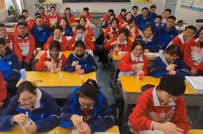 米乐M6 M6米乐高中班主任请全班女生喝奶茶称男生惊喜在后边网友：神仙老师(图2)