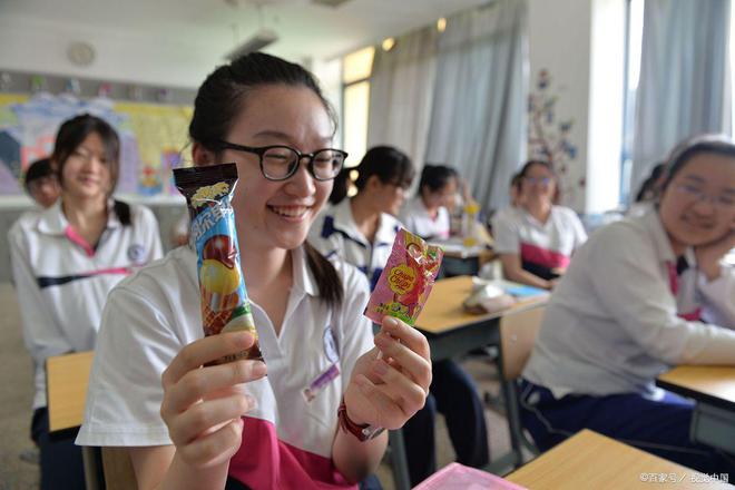 米乐M6 M6米乐高中班主任请全班女生喝奶茶称男生惊喜在后边网友：神仙老师(图3)
