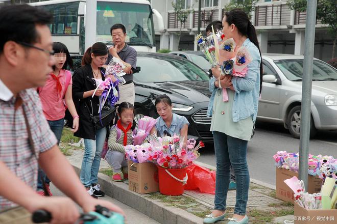 米乐M6 M6米乐高中班主任请全班女生喝奶茶称男生惊喜在后边网友：神仙老师(图4)