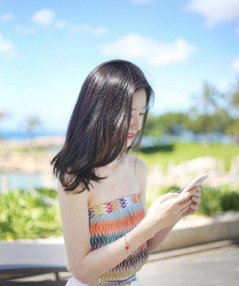 米乐M6 M6米乐奶茶妹妹章泽天穿衣风格越来越大胆时尚深V时尚女人味十足(图5)