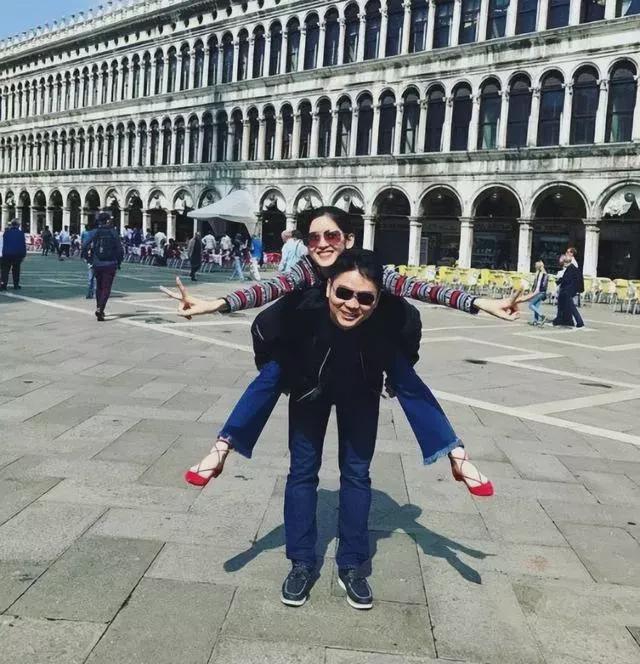 章泽天：不管表现的多么华丽高端米乐M6 M6米乐她依旧是依靠刘强东的小女人！(图2)