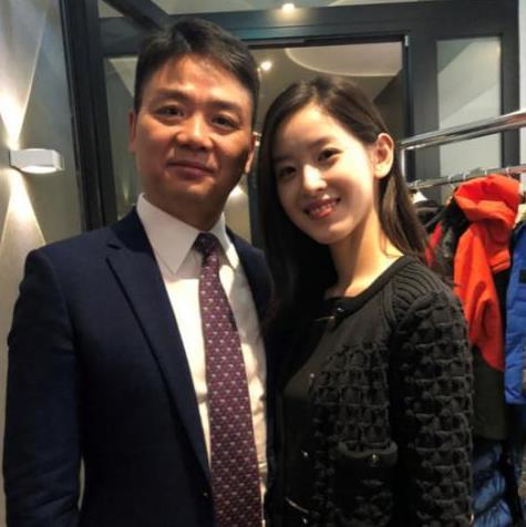 章泽天：不管表现的多么华丽高端米乐M6 M6米乐她依旧是依靠刘强东的小女人！(图3)