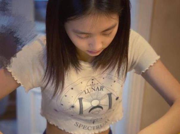 黄磊女儿晒做甜品照穿米乐M6 M6米乐白色露脐装超惹眼露出的小肚子成了焦点(图4)