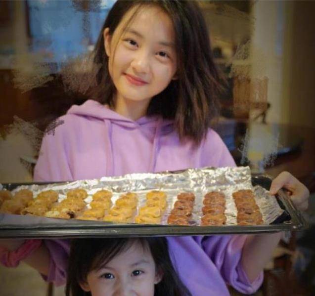 黄磊女儿晒做甜品照穿米乐M6 M6米乐白色露脐装超惹眼露出的小肚子成了焦点(图5)