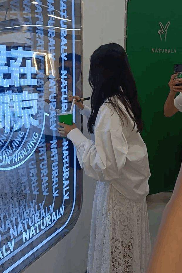 米乐M6 M6米乐关晓彤为自家奶茶店宣传生图流出被嘲笑皮肤黝黑对比太明显了(图5)