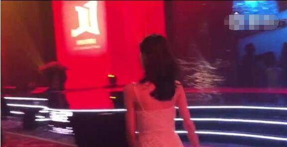 奶茶妹妹出席活动靓丽打扮惊艳全场上台米乐M6 M6米乐演讲更是气场强大！(图6)