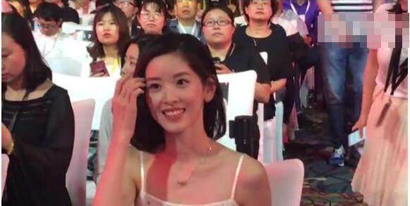 奶茶妹妹出席活动靓丽打扮惊艳全场上台米乐M6 M6米乐演讲更是气场强大！(图4)