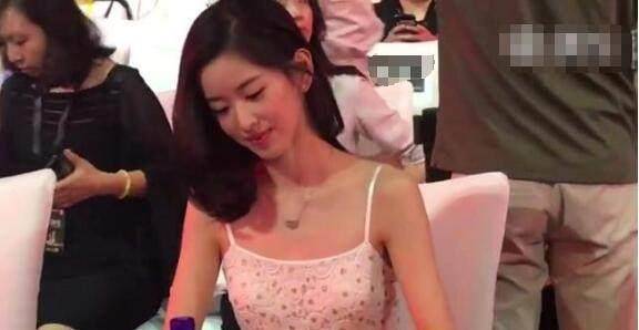 奶茶妹妹出席活动靓丽打扮惊艳全场上台米乐M6 M6米乐演讲更是气场强大！(图5)
