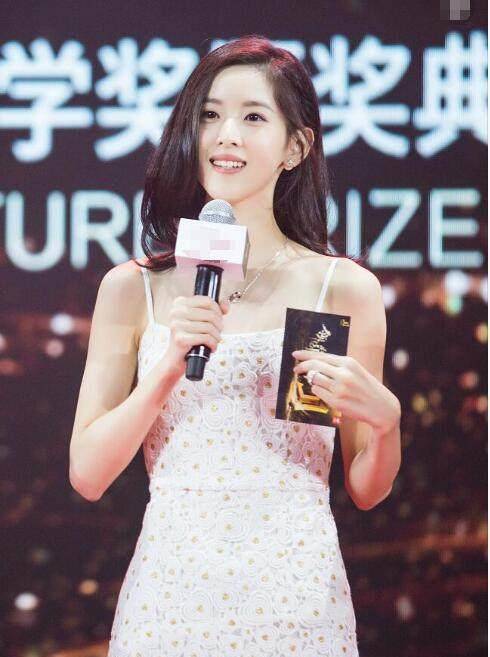 奶茶妹妹出席活动靓丽打扮惊艳全场上台米乐M6 M6米乐演讲更是气场强大！(图2)