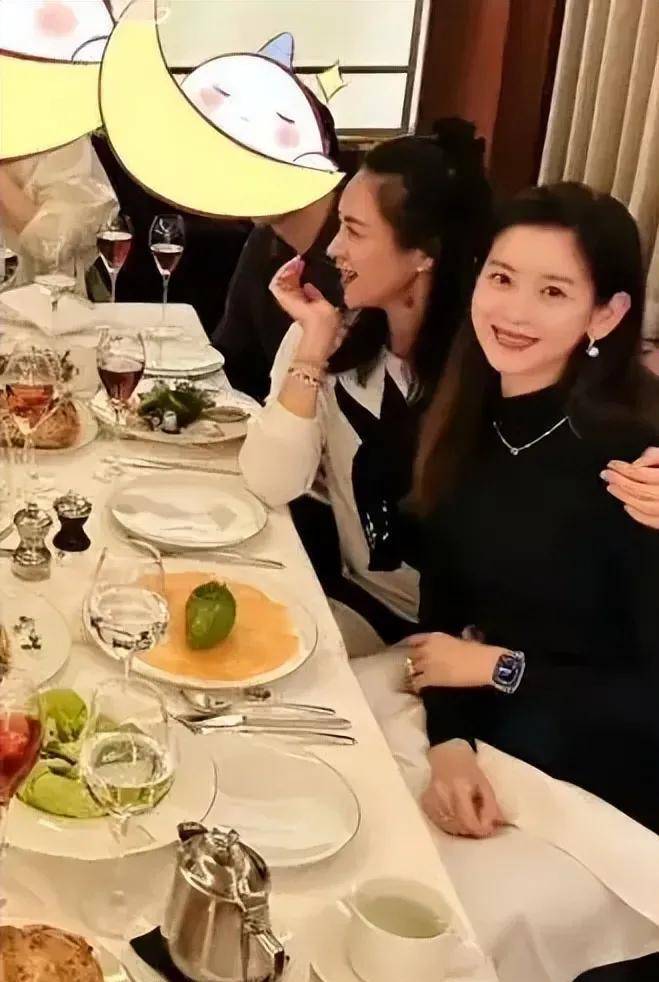 奶茶妹妹章泽天携二胎首秀满身珠宝吸睛地位米乐M6 M6米乐秒章子怡大佬(图2)