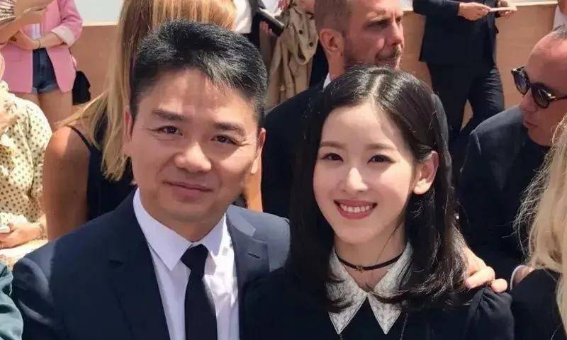 奶茶妹妹章泽天携二胎首秀满身珠宝吸睛地位米乐M6 M6米乐秒章子怡大佬(图3)