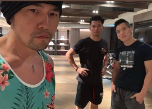 “奶茶伦”变“肌肉伦”周杰伦晒近照果然米乐M6 M6米乐之前是胖着玩而已(图2)