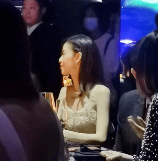 米乐M6 M6米乐从奶茶妹妹再到商业女强人章泽天是如何脱胎换骨的？(图7)