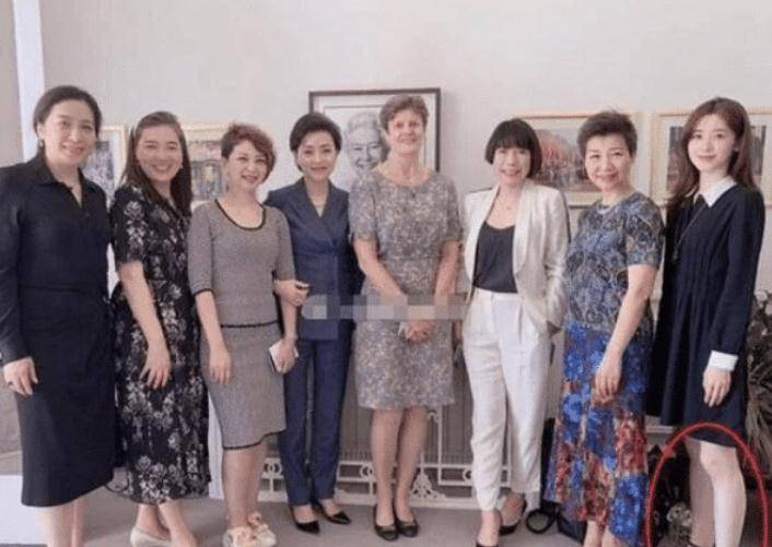 奶茶妹妹在米乐M6 M6米乐太太圈的合照流出看到站位才发现《三十而已》太假(图4)