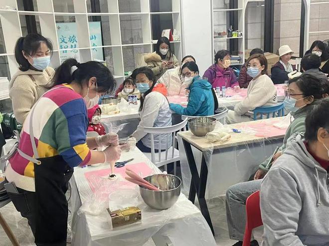 M6 米乐情系老人共享春日甜蜜！宝山这里开展DIY烘焙课程(图2)