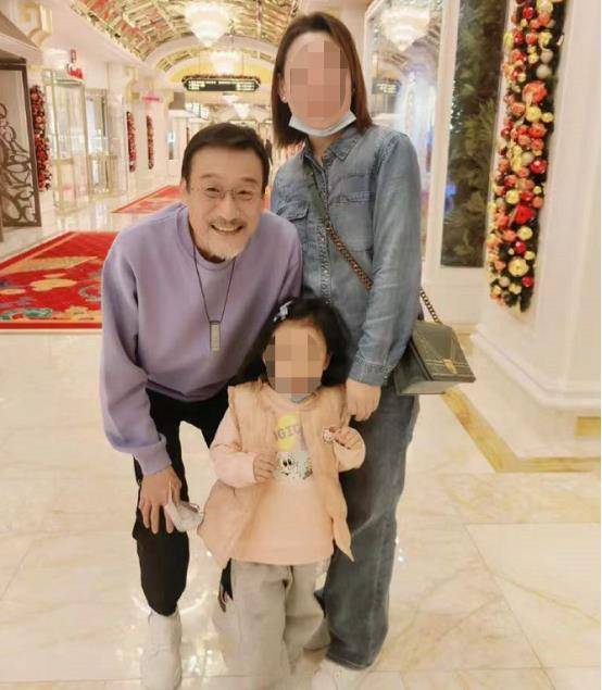 6米乐 M63岁梁家辉吃甜品被小孩求合影弯腰屈膝太亲民脸上胡子花白(图2)