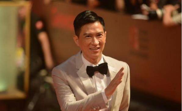 6米乐 M63岁梁家辉吃甜品被小孩求合影弯腰屈膝太亲民脸上胡子花白(图5)