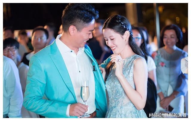 奶茶妹妹与邱詠筠M6 米乐、何超瓊合照成功进入香港名媛圈！(图2)