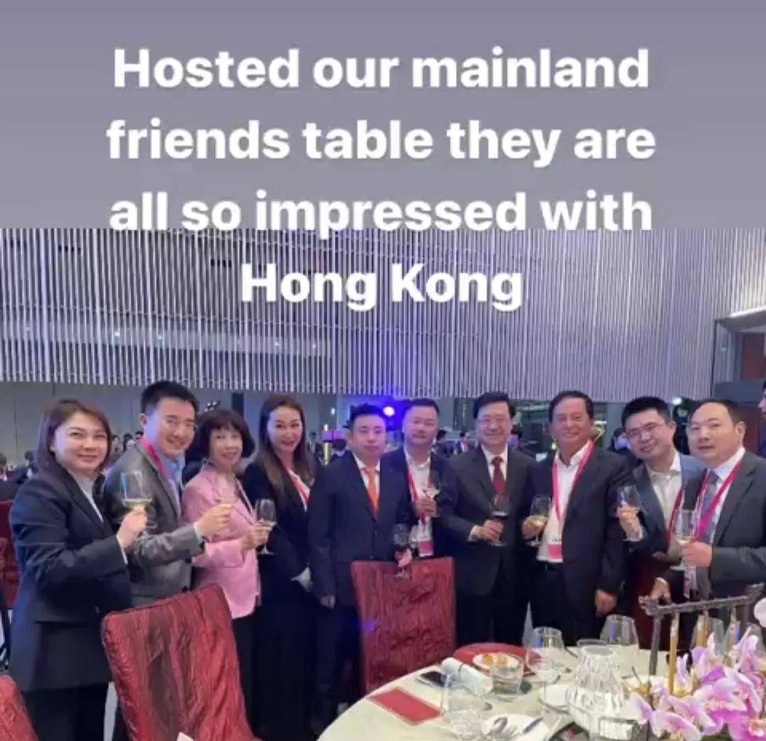 29岁章泽天融入香港名媛圈！穿米乐M6 M6米乐65万高奢外套与何超琼梦幻同框(图2)