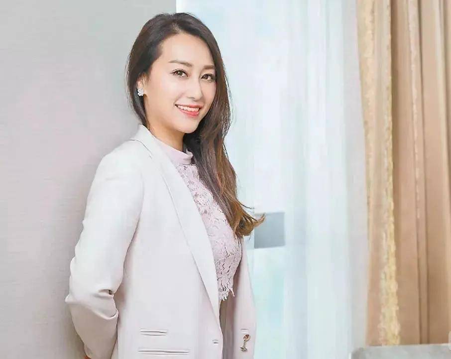 29岁章泽天融入香港名媛圈！穿米乐M6 M6米乐65万高奢外套与何超琼梦幻同框(图4)