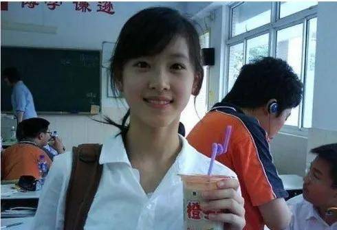 29岁章泽天融入香港名媛圈！穿米乐M6 M6米乐65万高奢外套与何超琼梦幻同框(图5)